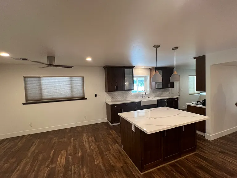 2424 Cedar St — Photo 4