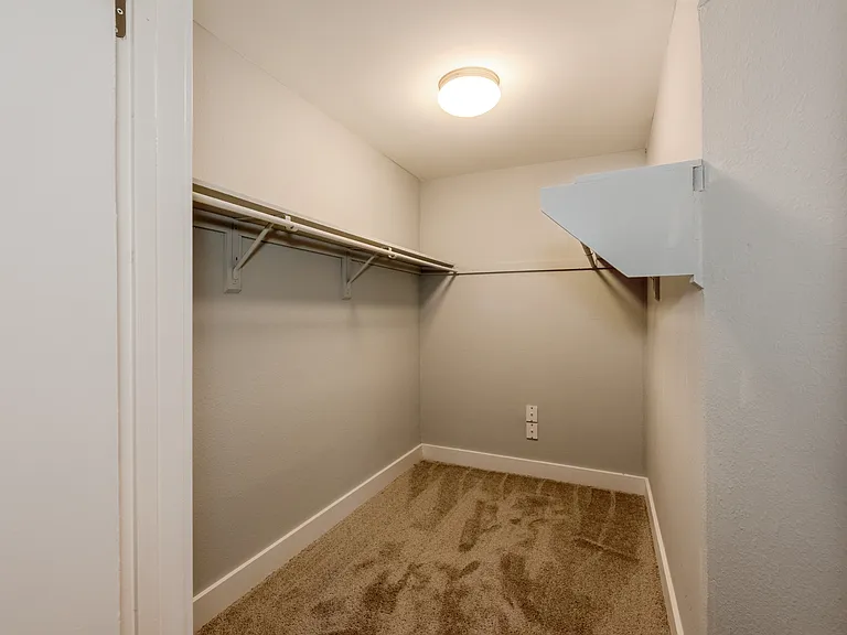 Woodford Apartments — Photo 27
