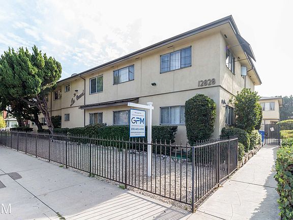 2nd image of 12828 Oxnard St APT 08