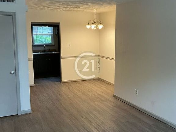2nd image of 2815 Llewellyn Ave APT 2