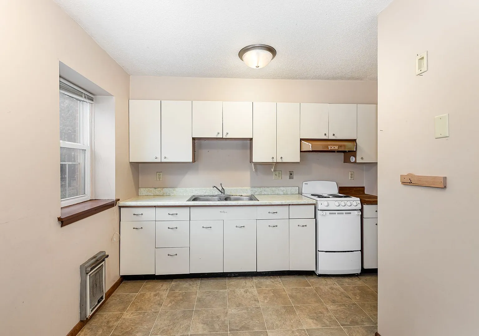 215 Birch St S — Photo 4
