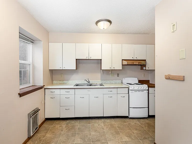 215 Birch St S — Photo 4