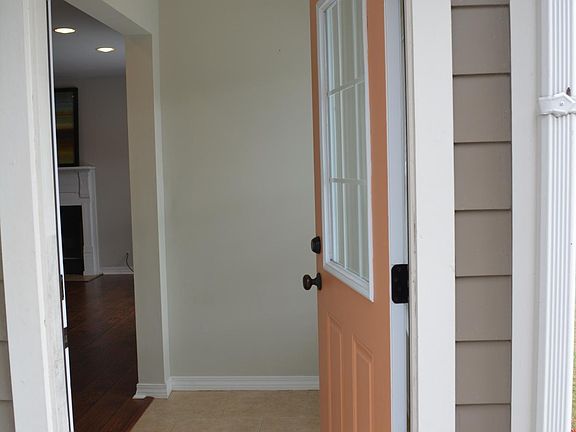 3rd image of 105 Parkwood Cir