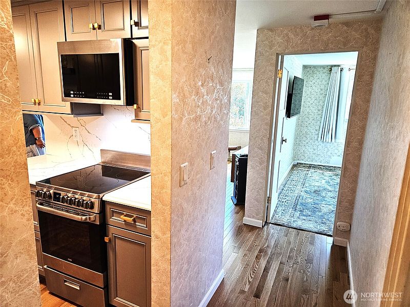 4th image of 919 2nd Avenue W #407