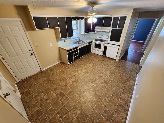 5th image of 932 N Linda Ave