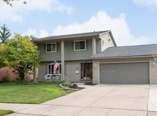 1033 Hollywood Ave, Grosse Pointe Woods, MI 48236