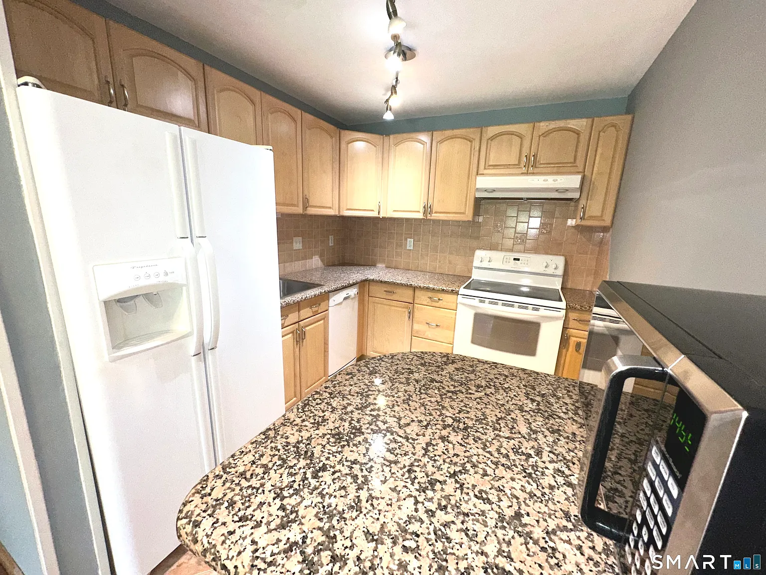 2 bed, 1.0 bath, 921 sqft, $1,950 — Photo 2