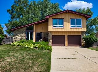 539 N Beck Rd, Lindenhurst, IL 60046