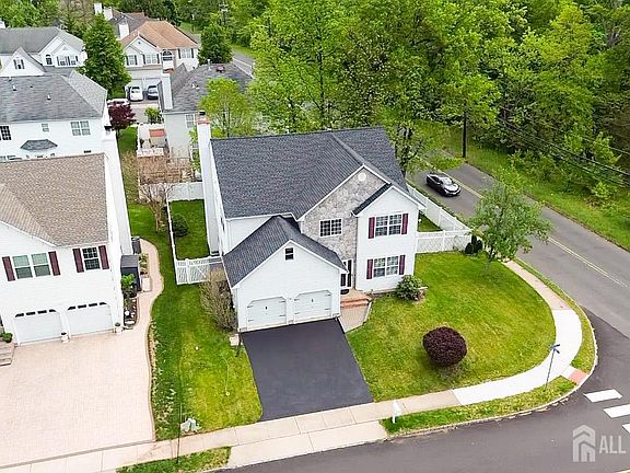 3rd image of 2 Danberry Ln