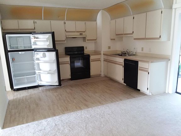 Brandnew appliances, flooring and paint