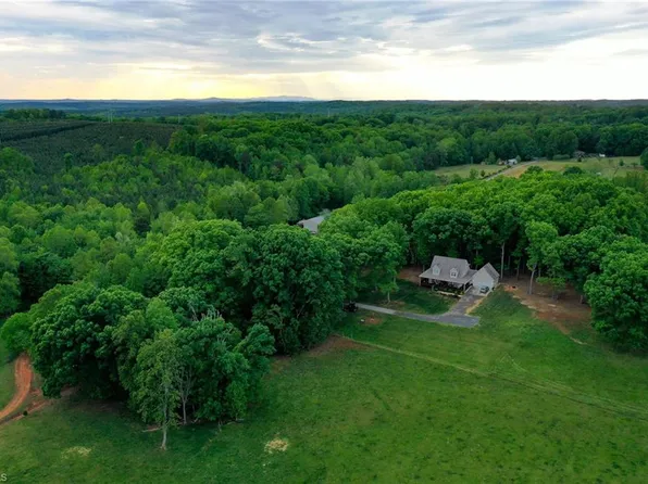 258 Peaceful Ln, Cascade, VA 24069