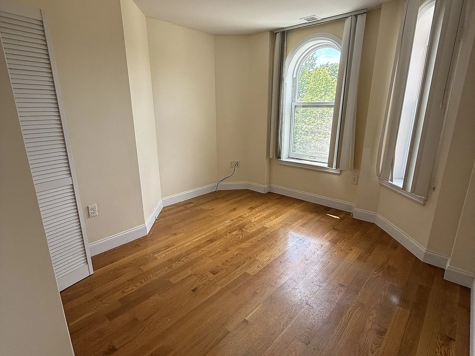 3 bed, 1.0 bath, $4,800 — Photo 3