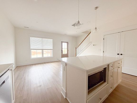 5th image of 1359 Belfair St