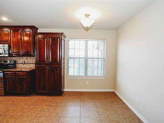 5th image of 1001 N Harvest St