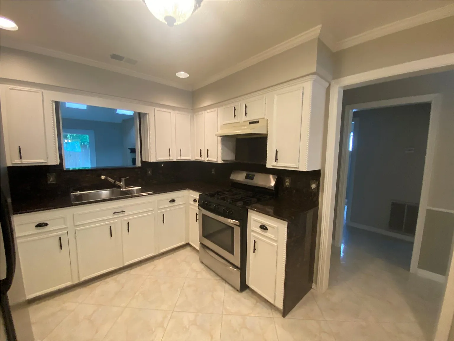 3 bed, 2.0 bath, 1328 sqft, $1,850 — Photo 4