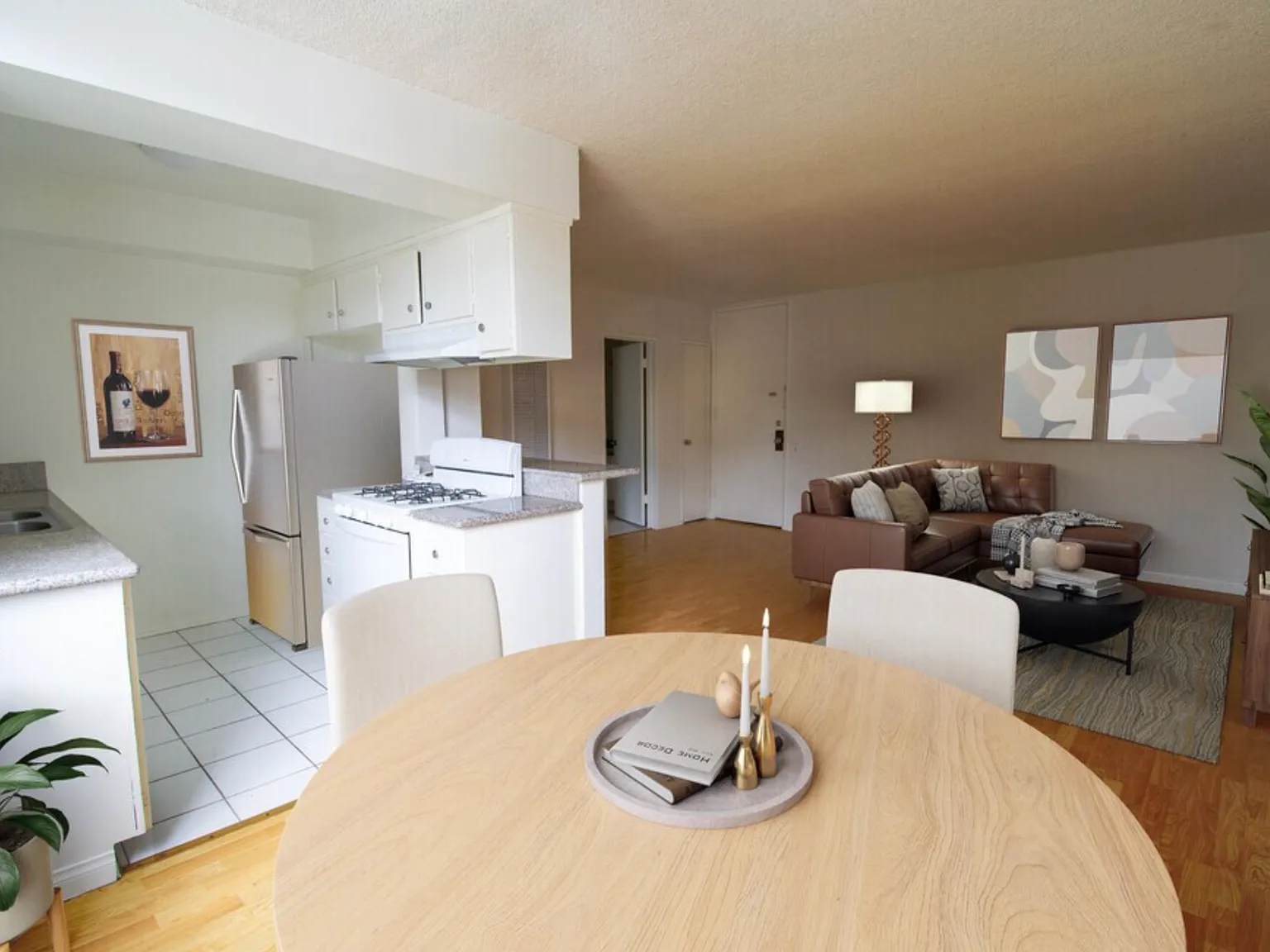 Remodeled apartments *Hardwood Floors* *Intercom* *Garage parking* — Photo 1