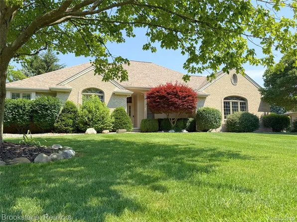 10175 Aberdeen Dr, Grand Blanc, MI 48439