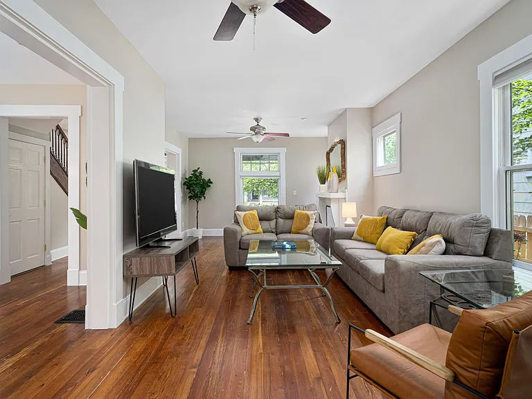 131 E Oakland Ave — Photo 4