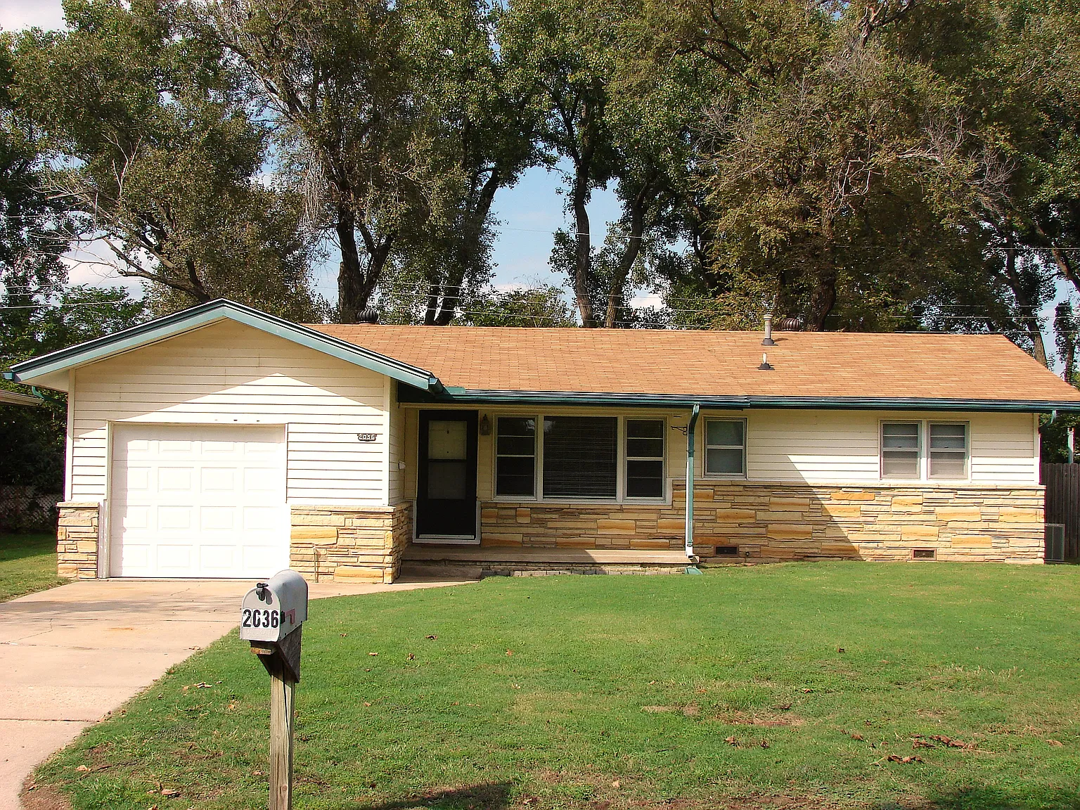 3 bed, 1064 sqft, $1,150 — Photo 2