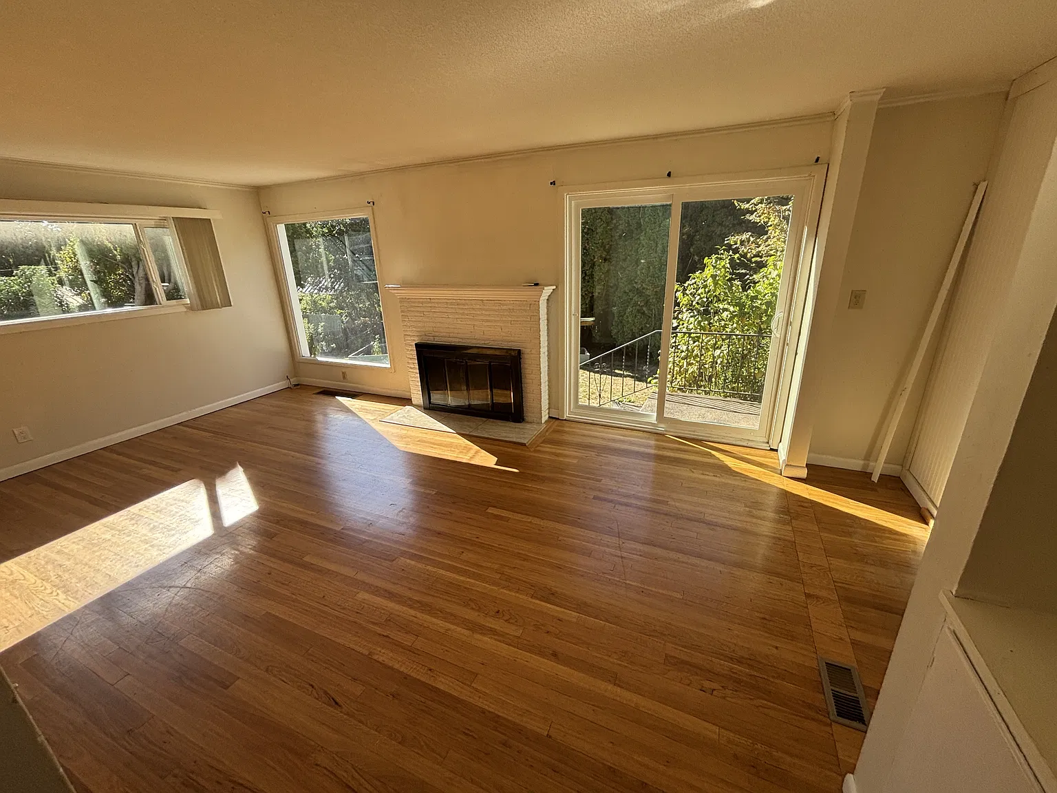 6115 SW 45th Avenue - 1 — Photo 2