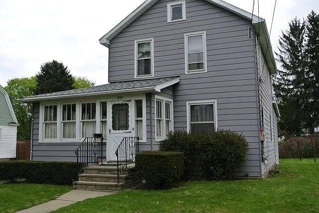 227 Kingsbury Ave photo 1