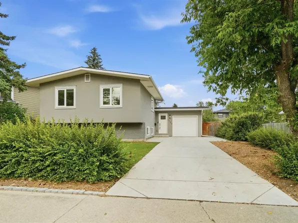 2924 W Lathom Cres SW, Calgary, AB T3E 5W7