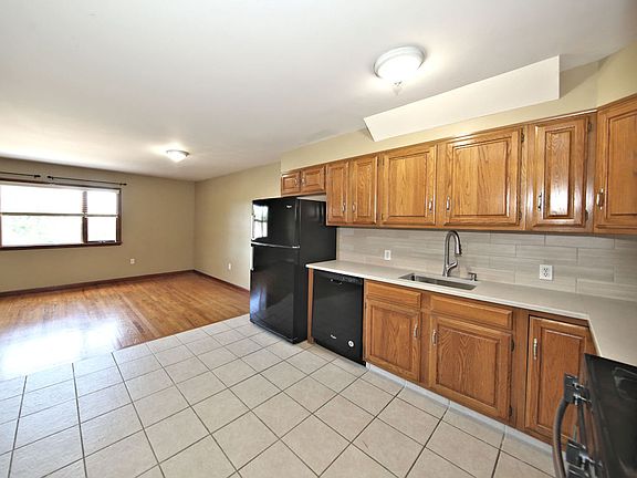 3rd image of 105 Holland St