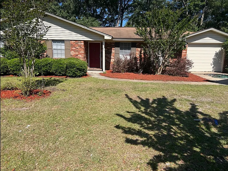 811 Lakeview Ct — Photo 1