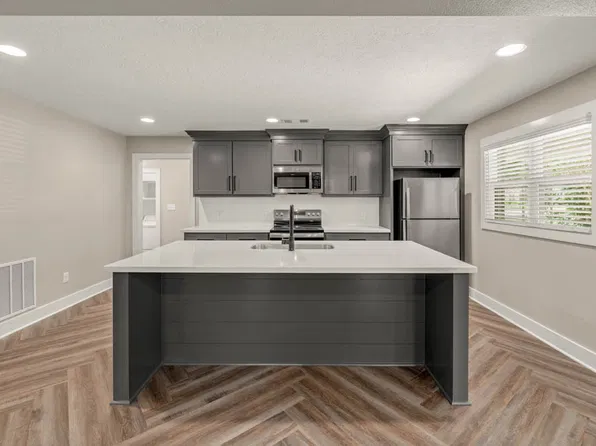 4402 Oaklawn St, Bryan, TX 77801