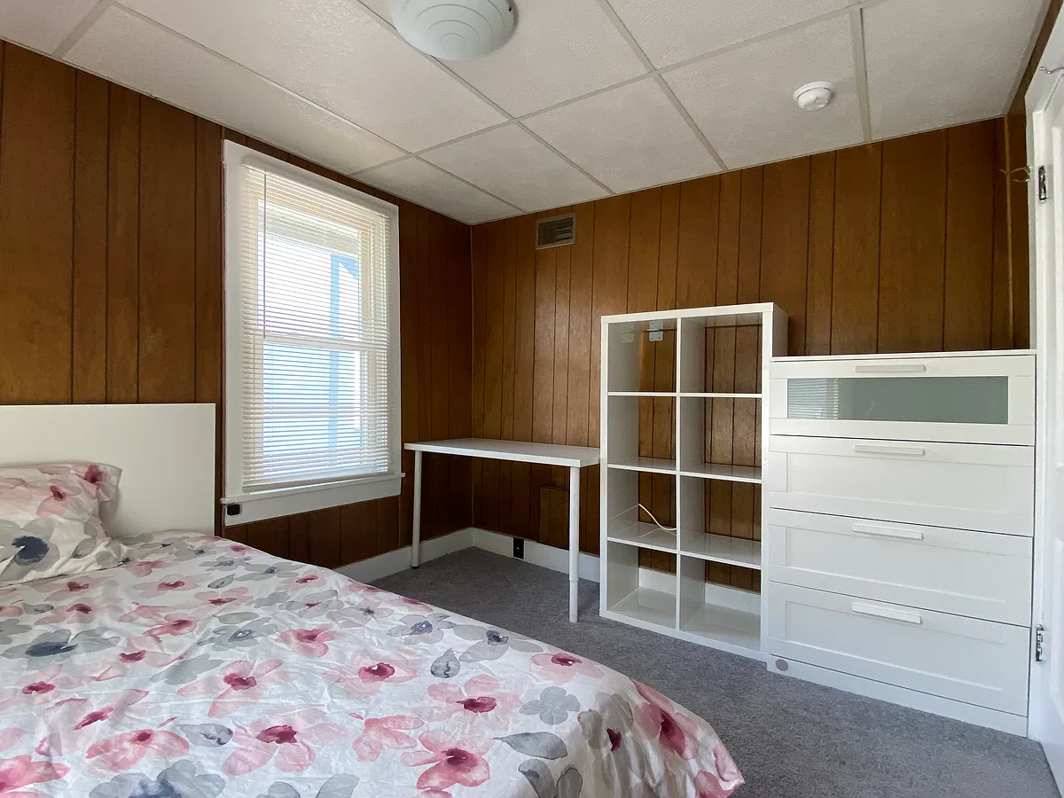 Building Photo - 706 Linn St #2