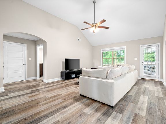 3rd image of 825 Lutz Ln