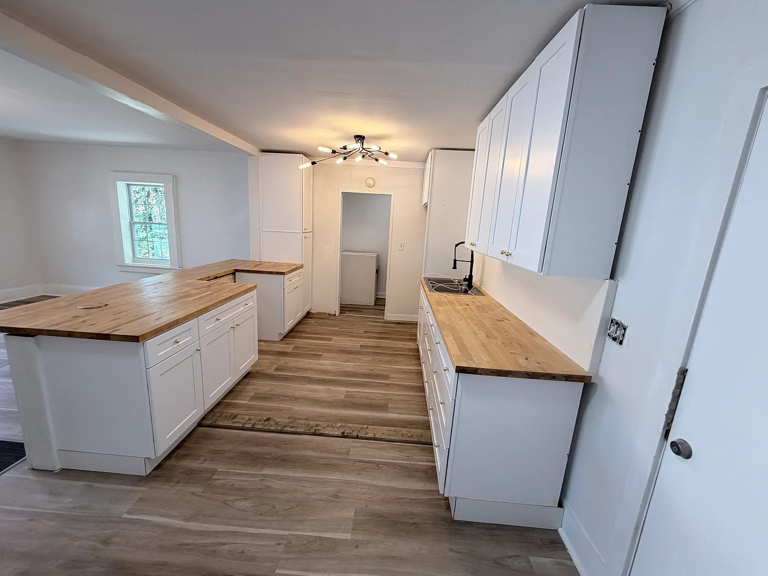 1 bed, 1.5 bath, 1360 sqft, $1,495 — Photo 2
