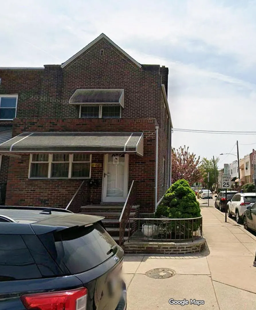 3B1.5B house in South Philly lower Moyamensing area with parking space Available NOW — Photo 1