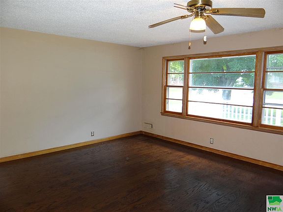 4th image of 215 9th Ave SE