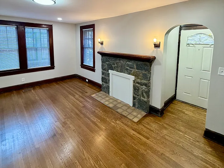 984 Woodbourne Dr SW — Photo 5