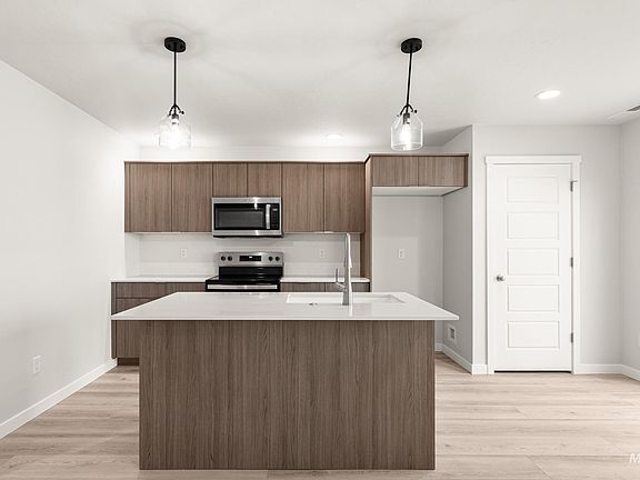 3rd image of 10830 Rutland St