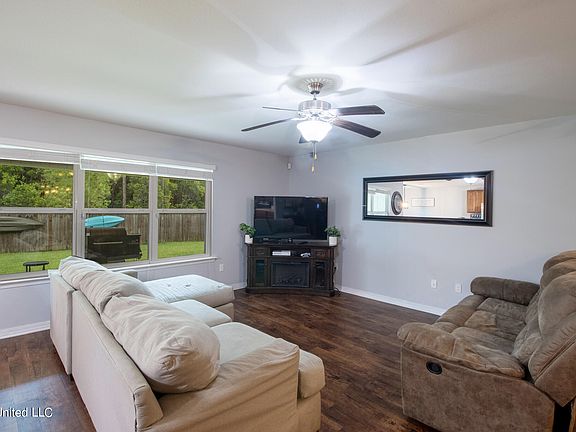 5th image of 11 Whisperwood Ln