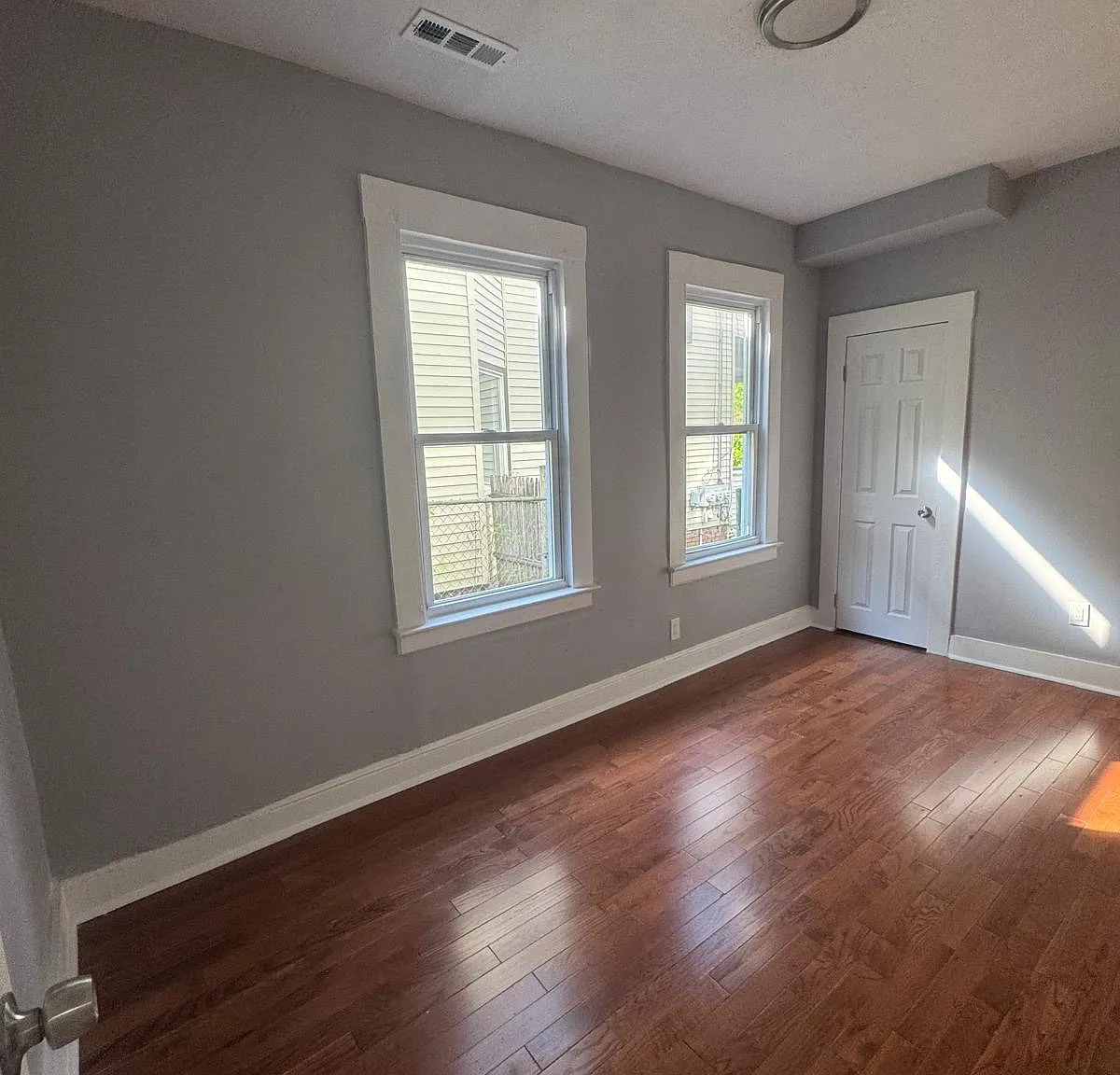 3 bed, 1250 sqft, $2,500 — Photo 3