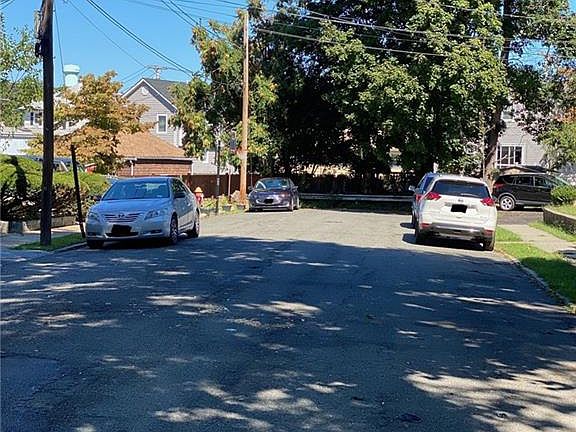 5th image of 151 Belknap Ave