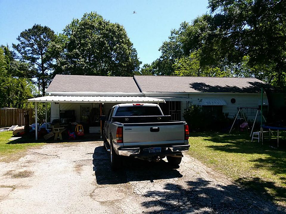 Welcome Home to this great 4 bedroom, 2 bath house sitting on just over an acre of land! New roof ju