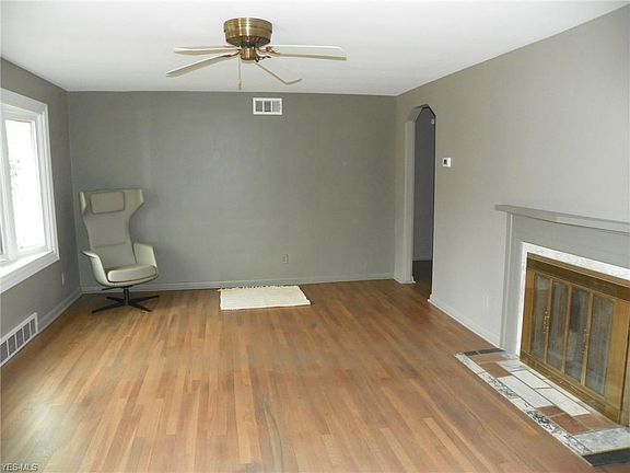 3rd image of 7349 Cricket Ln