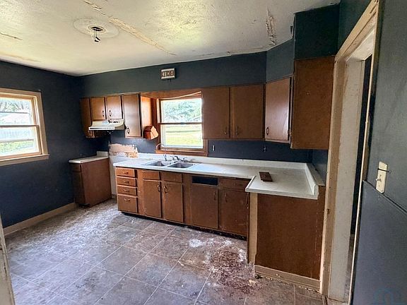 5th image of 206 W 2nd St