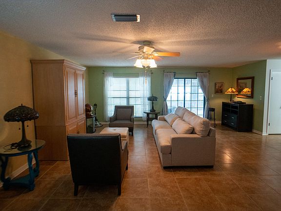 5th image of 629 SE 28th St Unit 17