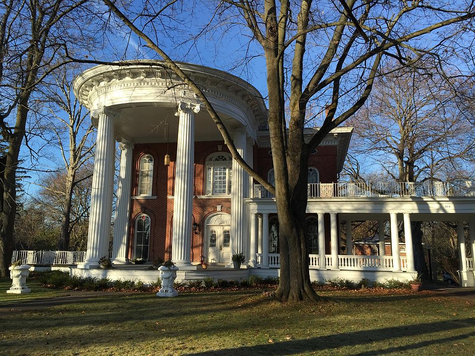 Main House in Front of Property. Landlord on Site.