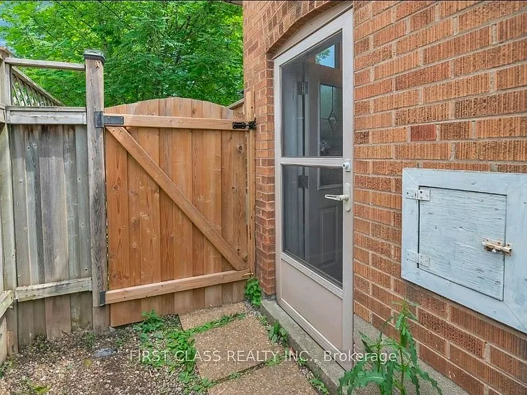 378 Martin St — Photo 7