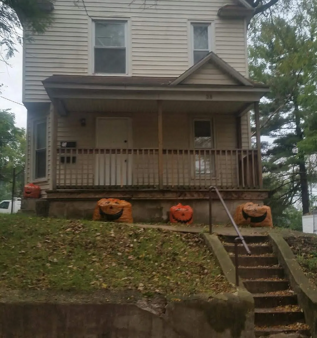 3 bed, 800 sqft, $1,585 — Photo 1
