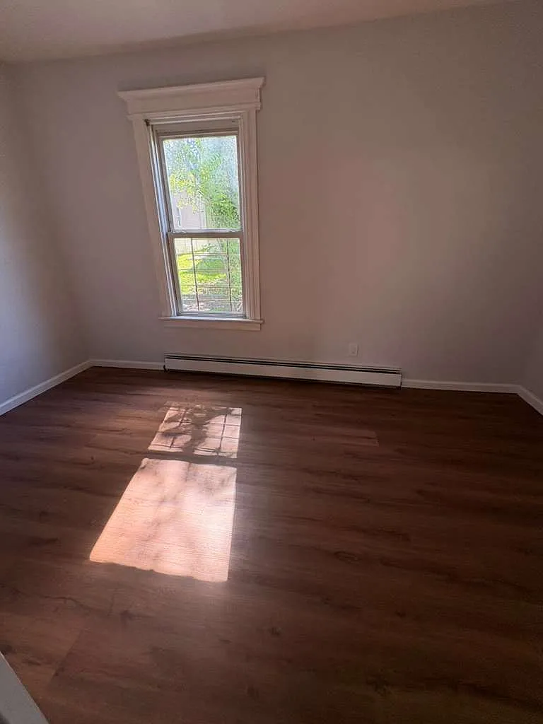 4 bed, 1200 sqft, $2,400 — Photo 3