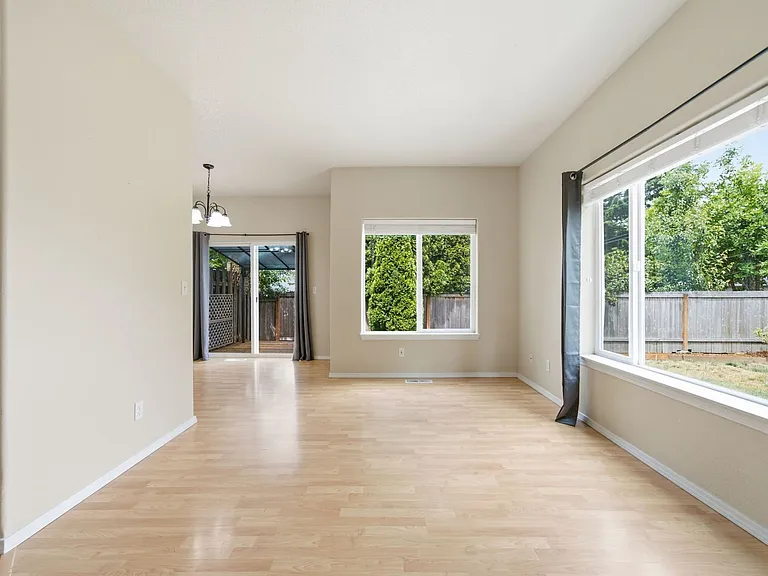1499 NE Birkshire Ct — Photo 6