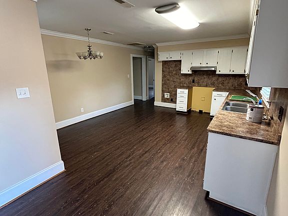 4th image of 825 Brown St