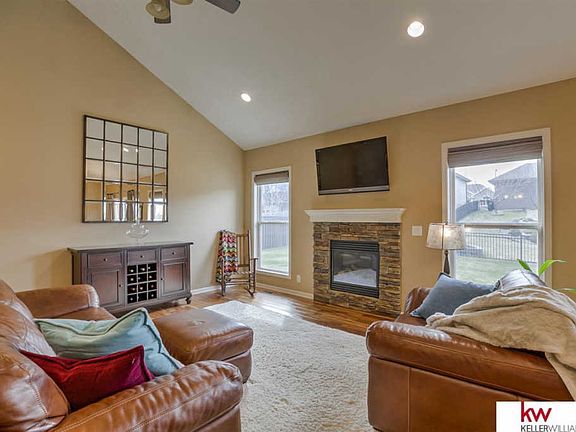 4th image of 836 S 183rd St